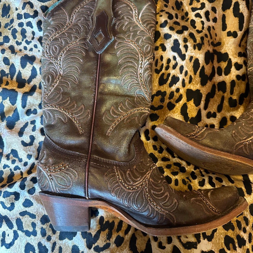 corral olive green/khaki brass stud boots 7.5